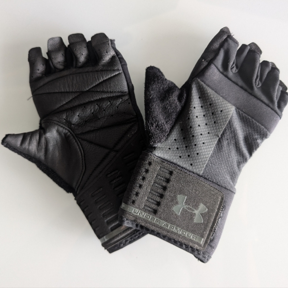 Under Armour weightlifting gloves